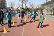 大帅李应发正在为小球员讲解游戏要领