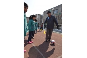 大帅李应发正在为小球员讲解游戏要领