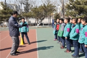 大帅李应发正在为小球员讲解游戏要领