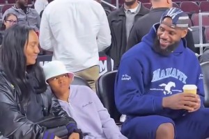 詹姆斯与母亲陪女儿朱莉、多温馨的一家人！