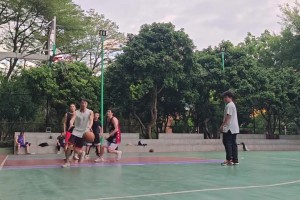 看他投篮姿势到底是会不会打球的啊？