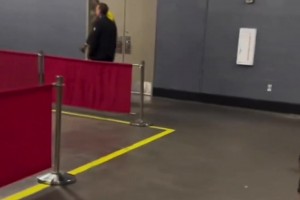 湖人战胜火箭后，詹姆斯返回更衣室听到小朋友的请求立即回应...